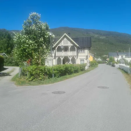 Koselig Sentrumsleilighet I 2 Etg *